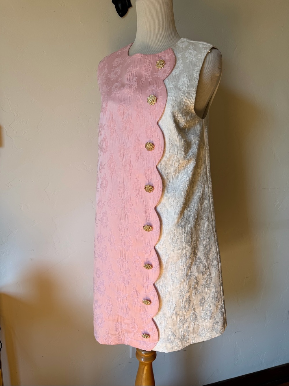 New no tags. Women’s ' 60’s style Pink & White Scalloped Front Dress